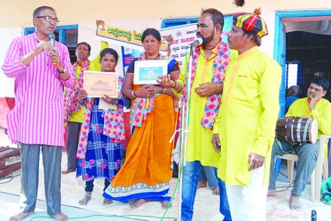 ಸರ್ಕಾರದ ಪಂಚಗ್ಯಾರಂಟಿ ಕುರಿತು ಬೀದಿನಾಟಕ ಪ್ರದರ್ಶನ 