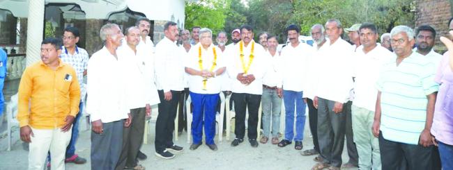 ಮಾಜಿ ಶಾಸಕ ಬೆನಕೆ, ಸಂಸದ ಶೆಟ್ಟರ್ ಸಿದ್ಧೇಶ್ವರ ದೇವಸ್ಥಾನಕ್ಕೆ ಭೇಟಿ