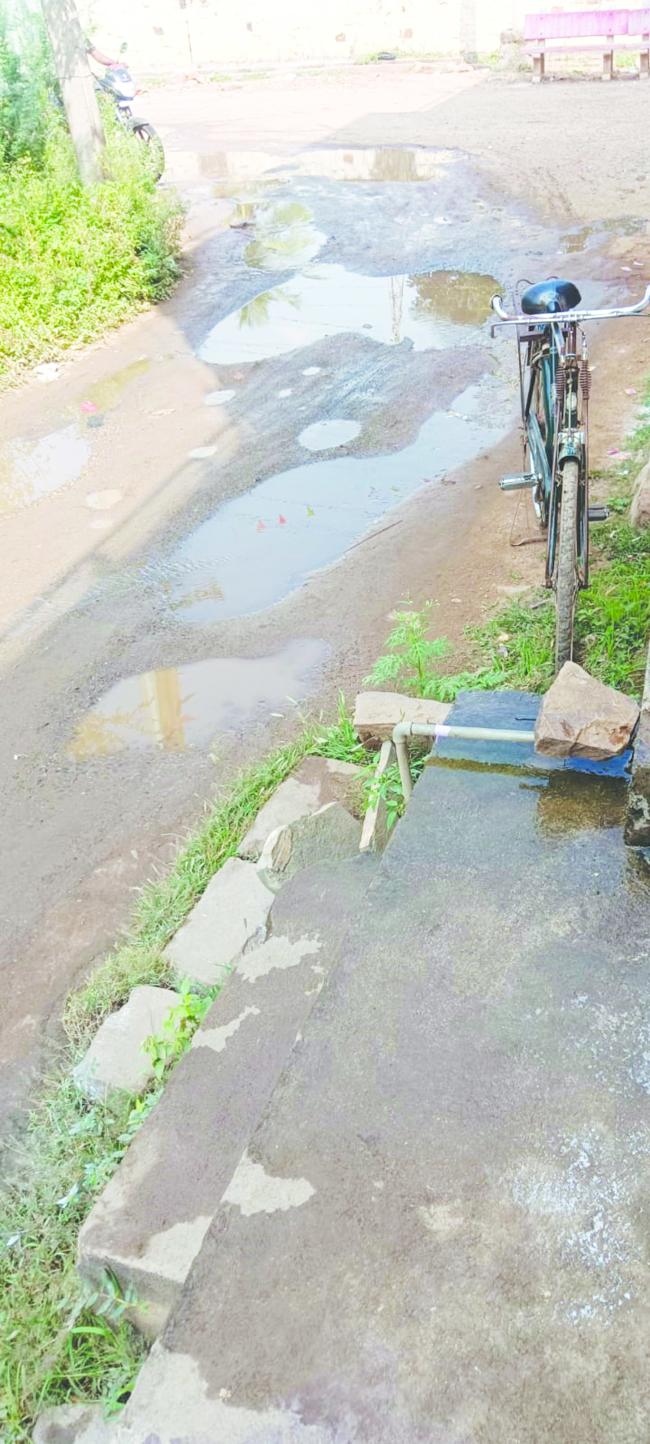 ಇವೇನೂ ರಸ್ತೆಗಳೊ, ತಿಪ್ಪೆ- ಚರಂಡಿಗಳೊ  