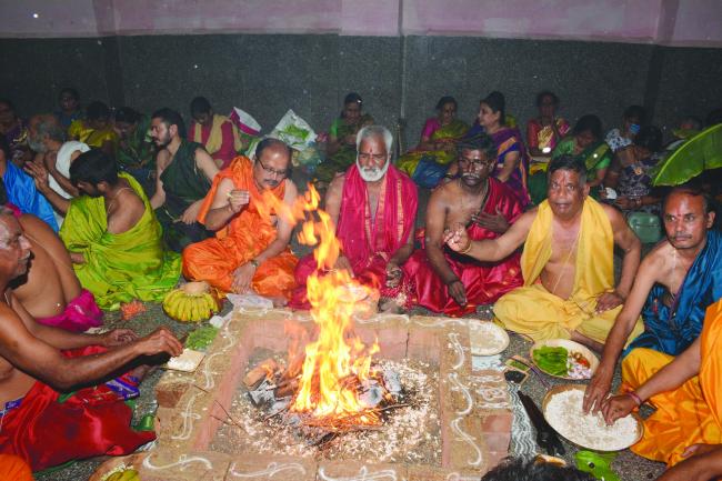 ತೊರವಿ ನರಸಿಂಹನ ಸನ್ನಿಧಾನದಲ್ಲಿ ಮಹಾರುದ್ರ ಹೋಮ > ಸಚಿವ ದ್ವಯರು ಭಾಗಿ36 ಲಕ್ಷ ಗಾಯತ್ರಿ ಜಪ ಸಮರೆ​‍್ಣ