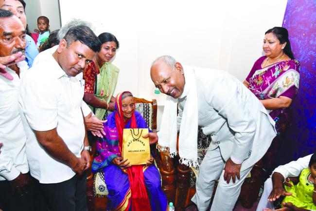 ಪದ್ಮಶ್ರೀ ಪ್ರಶಸ್ತಿಗೆ ಭಾಜನರಾದ ಭೀಮವ್ವ ಶಿಳ್ಳೆಕ್ಯಾತರ ಮನೆಗೆ  ಮೇಘಾಲಯದ ಗೌರವಾನ್ವಿತ ರಾಜ್ಯಪಾಲರು ಭೇಟಿ: ಸನ್ಮಾನ