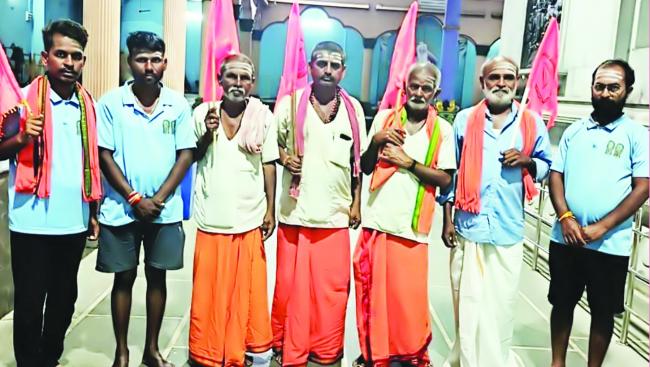 ಆಂಧ್ರ​‍್ರದೇಶದ ರಾಯಚೋಟಿಗೆ  ವೀರಭದ್ರ ಭಕ್ತರ ಪಾದಯಾತ್ರೆ