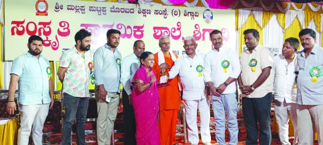 ಸುಗ್ಗಿ ಸಂಭ್ರಮ ಸಾಂಸ್ಕೃತಿಕ ಕಾರ್ಯಕ್ರಮದಲ್ಲಿ ಹೆಸ್ಕಾಂ ಅಧ್ಯಕ್ಷ ಖಾದ್ರಿ ಪಾಲಕರಿಗೆ ಬಹುಮಾನ ವಿತರಣೆ