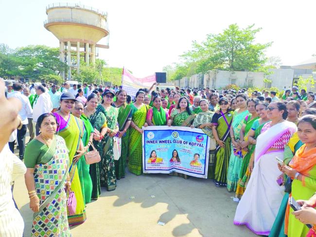 ಕೊಪ್ಪಳ ಬಂದ್ ಗೆ ಬೆಂಬಲಿಸಿ ಇನ್ನರ್ ವೀಲ್ ಕ್ಲಬ್ ಪ್ರತಿಭಟನೆ