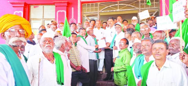 ಹಿಡಕಲ ಜಲಾಶಯದಿಂದ ಹುಬ್ಬಳ್ಳಿ ಧಾರವಾಡ ಕೈಗಾರಿಕಾ ವಲಯಕ್ಕೆ ನೀರು: ಪಾದಯಾತ್ರೆ ಪ್ರತಿಭಟನೆ, ಸಚಿವ ಸತೀಶ ಜಾರಕಿಹೊಳಿಗೆ ಮನವಿ  