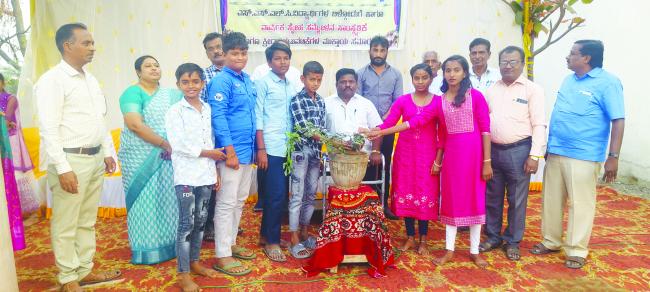 ಶಿಕ್ಷಕರನ್ನು ಗೌರವದಿಂದ ನೋಡಿ: ವಜ್ರಮುಟ್ಟಿ  