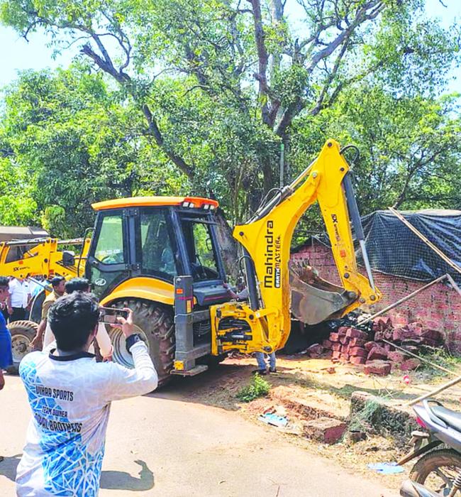 ರೋಹಿತ್ ಶರ್ಮಾ ಔಟಾಗುತ್ತಿದ್ದಂತೆ ಪಾಕಿಸ್ತಾನ ಜಿಂದಾಬಾದ್ ಘೋಷಣೆ ಕೂಗಿದ ವ್ಯಕ್ತಿಯ ಅಂಗಡಿ ನೆಲಸಮ