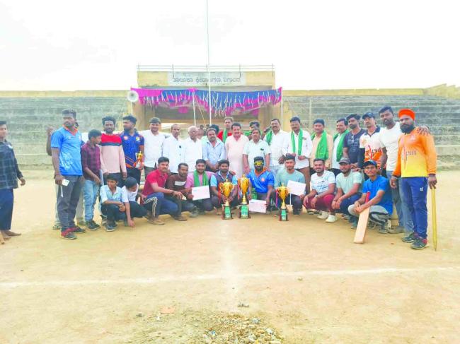 ರೈತ ಧ್ವನಿ ಕ್ರಿಕೆಟ್ ಕಪ್ ವಿಜೇತರಿಗೆ ಪ್ರಶಸ್ತಿ ಪ್ರಧಾನ