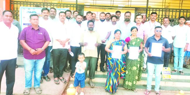 ಫಲಾನುಭವಿಗಳಿಗೆ ಇ-ಖಾತಾ ವಿತರಿಸಿ ಶಾಸಕ ತಮ್ಮಣ್ಣವರ ಅವರಿಂದ ಆಂದೋಲನಕ್ಕೆ ಚಾಲನೆ
