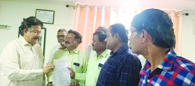 ಮೂಲ ಸೌಲಭ್ಯಗಳನ್ನು ಕಲ್ಪಿಸಬೇಕೆಂದು ಆಗ್ರಹಿಸಿ ಶಾಸಕರಿಗೆ ಮನವಿ ಪತ್ರ