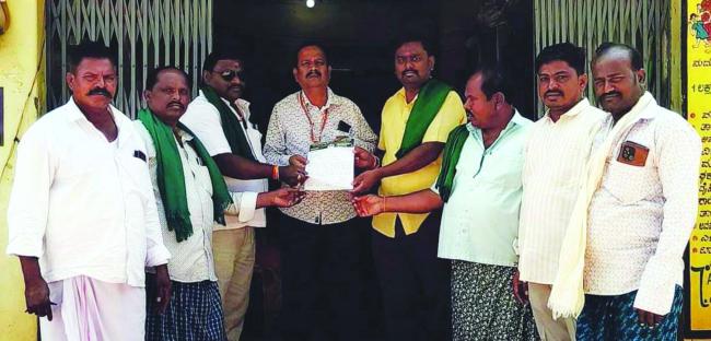 ಮೆಣಸಿನಕಾಯಿ ಬೆಳೆಗೆ ಎಂ.ಎಸ್‌.ಪಿ. ಘೋಷಿಸುವಂತೆ ಆಗ್ರಹಿಸಿ ಕಂಪ್ಲಿಯಲ್ಲಿ ರೈತ ಸಂಘದಿಂದ ತಹಸಿಲ್ದಾರರಿಗೆ ಮನವಿ ಸಲ್ಲಿಕೆ