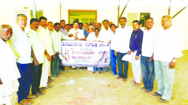 ಹೊಸಪೇಟೆ ತಾಲೂಕಿನಲ್ಲಿ ಸಕ್ಕರೆ ಕಾರ್ಖಾನೆ ಸ್ಥಾಪನೆಗೆ ಶೀರ್ಘ ಕ್ರಮ ಕೈಗೊಳ್ಳಬೇಕೆಂದು ಆಗ್ರಹಿಸಿ  