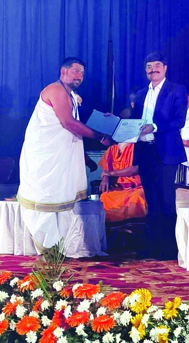 ಕಂಪ್ಲಿಯ ಕೆ.ಎಂ.ಬಸವರಾಜ ಶಾಸ್ತ್ರಿಗಳಿಗೆ ವೀರಶೈವ ಆಗಮದ ಪ್ರವರ ಮತ್ತು ಪ್ರವೀಣ ಪ್ರಮಾಣ ಪತ್ರ ವಿತರಣೆ