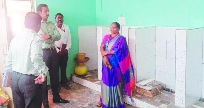 ಜಿಪಂ, ತಾಪಂ ಅನುದಾನದ ಕಾಮಗಾರಿಗಳ ಪರೀಶೀಲನೆ: ಲಕ್ಷ್ಮೇಶ್ವರಕ್ಕೆ ಜಿಪಂ ಸಿಇಒ ಅನೀರೀಕ್ಷಿತ ಭೇಟಿ  