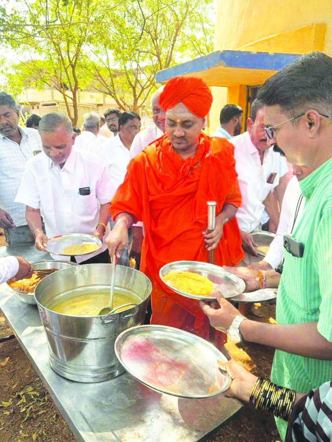 ಈಶ್ವರ ದೇವಸ್ಥಾನದಲ್ಲಿ ವಾರ್ಷಿಕೋತ್ಸವ ಸಂಭ್ರಮದಲ್ಲಿ ಭಕ್ತಾಧಿಗಳು 