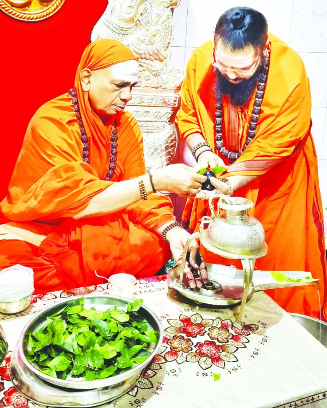  ಮಹಾಕುಂಭಮೇಳದ ಅಂಗವಾಗಿ ಜರುಗಿದ ಕಾಶಿ ಜಗದ್ಗುರುಗಳ ಇಷ್ಟಲಿಂಗ ಮಹಾಪೂಜಾನುಷ್ಠಾನ  