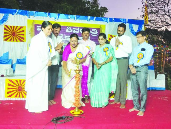 ಮಹಾಶಿವರಾತ್ರಿ ಕಾರ್ಯಕ್ರಮಕ್ಕೆ ಶಾಸಕಿ ಹೇಮಲತಾ ನಾಯಕ್ ಚಾಲನೆ  