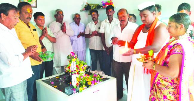 ಸಮೀರವಾಡಿ ಸ್ಮಶಾನದಲ್ಲಿ ಶಿವರಾತ್ರಿ ಆಚರಣೆ: ಶಿವಲಿಂಗಕ್ಕೆ ರುದ್ರಾಭಿಷೇಕ  