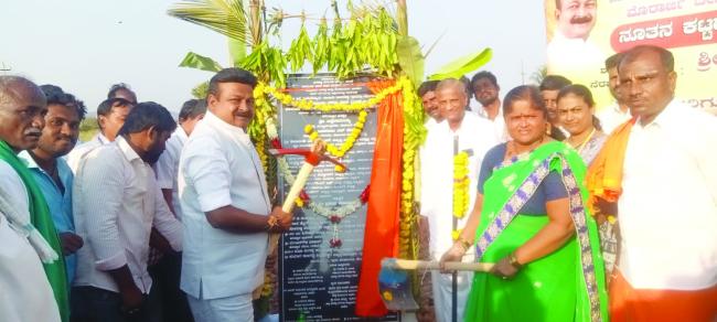 ಹಿಲದಹಳ್ಳಿಯಲ್ಲಿ ನೂತನ ಮುರಾರ್ಜಿ ದೇಸಾಯಿ ವಸತಿ ಶಾಲೆಗೆ ಶಂಕುಸ್ಥಾಪನೆ .ಬಡವರ ಮಕ್ಕಳು ಶಿಕ್ಷಣದಿಂದ ಶ್ರೀಮಂತರಾಗಬೇಕು - ಪ್ರಕಾಶ ಕೋಳಿವಾಡ 