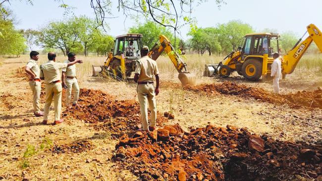 ಗ್ರಾಮದಲ್ಲಿ ಅರಣ್ಯ ಒತ್ತುವರಿ ಮಾಡಿದ ಜಮೀನವನ್ನು ತೆರವು ಮಾಡಿಸಿದ ಅರಣ್ಯ ಅಧಿಕಾರಿಗಳು 