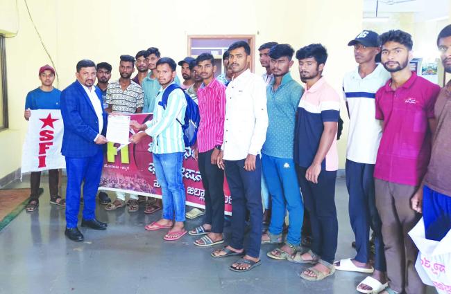 ಭಾರತ ವಿದ್ಯಾರ್ಥಿ ಫೆಡರೇಶನ್  - ಶೈಕ್ಷಣಿಕ ಬೇಡಿಕೆಗಳನ್ನು ಪೂರೈಸಲು ವಿದ್ಯಾರ್ಥಿಗಳುಪ್ರತಿಭಟನೆ 