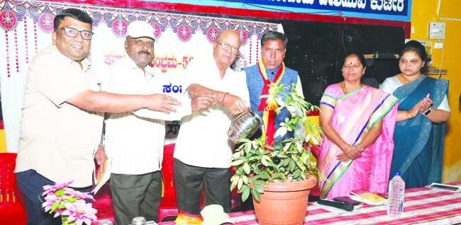  ಕಾವ್ಯದ ಭಾಷೆ ಓದುಗರ ಮನ ಮುಟ್ಟುವಂತಿರಬೇಕು: ಡಾ ಹೊಸಮನಿ 