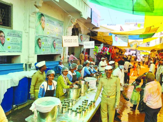 ಮಾಯಕ್ಕ ದೇವಿ ಜಾತ್ರೆಗೆ ಬಂದಿಂದ ಭಕ್ತರಿಗೆ ಪ್ರಸಾದ, ಉಚಿತ ಆರೋಗ್ಯ ತಪಾಸಣೆ