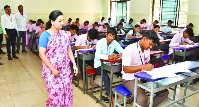 ದ್ವಿತೀಯ ಪಿಯುಸಿ ಪರೀಕ್ಷಾ ಕೇಂದ್ರಗಳಿಗೆ ಜಿಲ್ಲಾಧಿಕಾರಿ ಭೇಟಿ, ಪರೀಶೀಲನೆ 