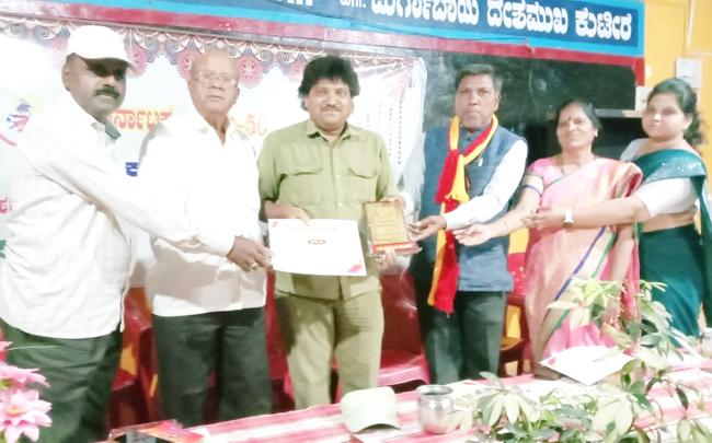 ಉಚಿತವಾಗಿ ಹೇರಿಗೆಗಳಿಗೆ ಸೇವೆ ಸಲ್ಲಿಸುತ್ತಿರುವ ಆಟೋ ಚಾಲಕನಿಗೆ ಸನ್ಮಾನ  