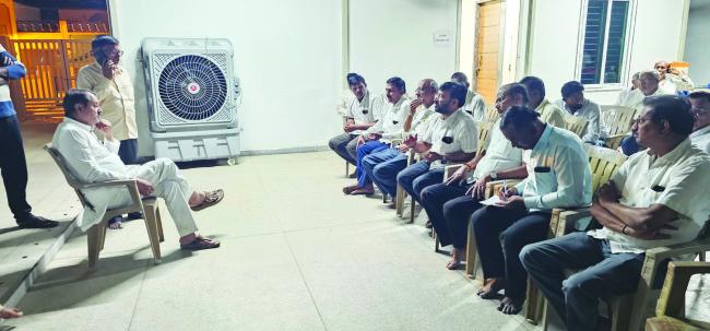 ಜಿಲ್ಲಾ  ಗುತ್ತಿಗೆದಾರರ ಬಾಕಿ ಬಿಲ್ ಪಾವತಿಗೆ ಆಗ್ರಹಿಸಿ ಶಾಸಕ ನಾಡಗೌಡ ಅವರಿಗೆ ಮನವಿ 