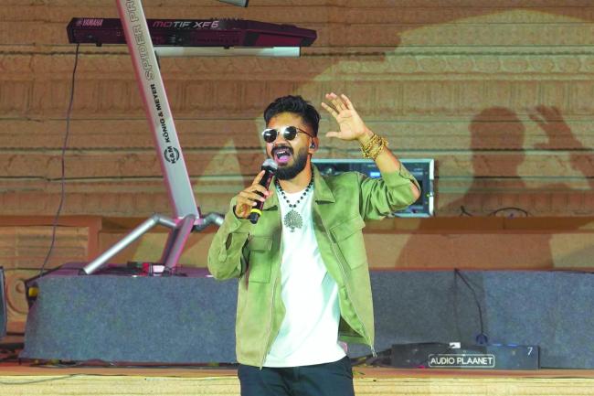 ಹಂಪಿ ಉತ್ಸವದಲ್ಲಿ ವಾಸುಕಿ ವೈಭವ್ ಗಾಯನ ವೈಭವ  