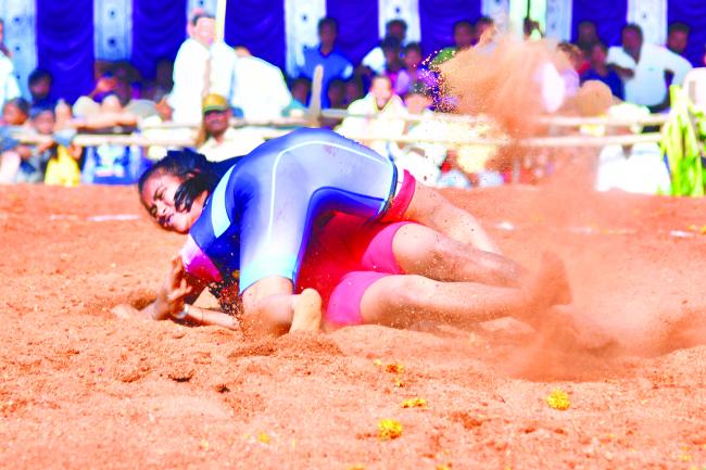 ಹಂಪಿ ಉತ್ಸವದಲ್ಲಿ ಮೈನವಿರೇಳಿಸಿದ ಕುಸ್ತಿ ಪಂದ್ಯಾವಳಿಗಳು  