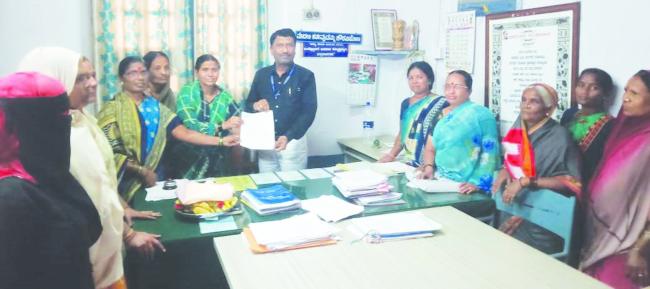 ವೇತನ ಹೆಚ್ಚಳಕ್ಕಾಗಿ ಆಗ್ರಹಿಸಿ ಬಿಸಿಯೂಟ ನೌಕರರ ಅಹೋರಾತ್ರಿ  ಹೋರಾಟ 