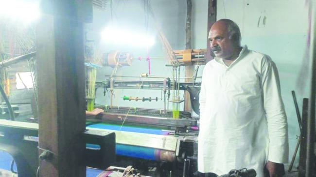 ರಾಜ್ಯ ಕನಿಪ ಸಂಘ ರಾಜ್ಯಾಧ್ಯಕ್ಷ ನೇಕಾರರ ಮನೆಗೆ ಭೇಟಿ 