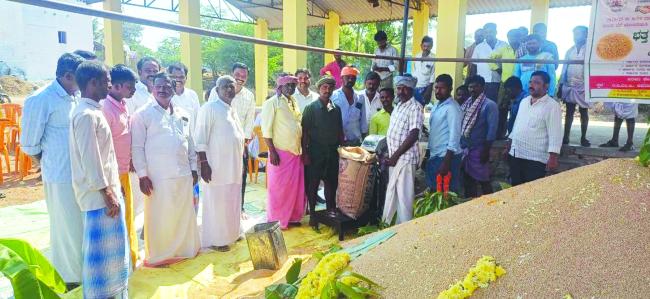 ಶಾಶ್ವತವಾಗಿ ಭತ್ತ ಜೋಳ ಖರೀದಿಗೆ ಸರ್ಕಾರಕ್ಕೆ ರೈತರು ಒತ್ತಾಯ