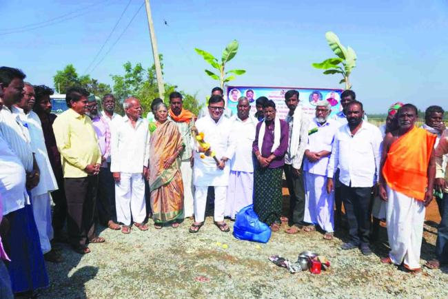 ಸುರಳೇಶ್ವರ ರಸ್ತೆ ಸುಧಾರಣೆ ಕಾಮಗಾರಿಗೆ ಶಾಸಕ ಶ್ರೀನಿವಾಸ ಮಾನೆ ಭೂಮಿಪೂಜೆ 