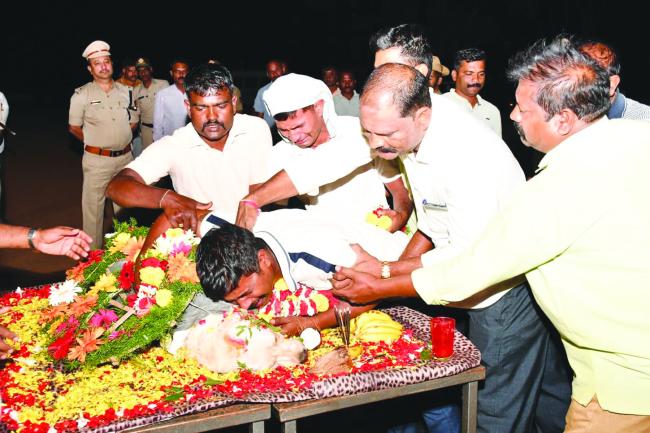 ರಸ್ತೆ ಅಪಘಾತದಲ್ಲಿ ಮೃತ ಶ್ವಾನಕ್ಕೆ ಸರ್ಕಾರಿ ಗೌರವದೊಂದಿಗೆ ಅಂತ್ಯಕ್ರಿಯೆ