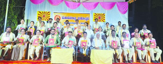 ಈಶ್ವರೀಯ ವಿಶ್ವ ವಿದ್ಯಾಲಯದಲ್ಲಿ ಮಹಾ ಶಿವರಾತ್ರಿ ಮಹೋತ್ಸವ ಅಂಗವಾಗಿ ಅಂಚೆ ಪೇದೆಗಳಿಗೆ ಸನ್ಮಾನ