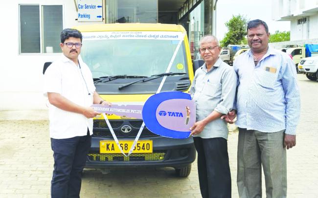 ವಿಕಲಚೇತನರ ಶಾಲೆಗೆ ಬಸವರಾಜ ಹೊರಟ್ಟಿ ವಾಹನ ದೇಣಿಗೆ