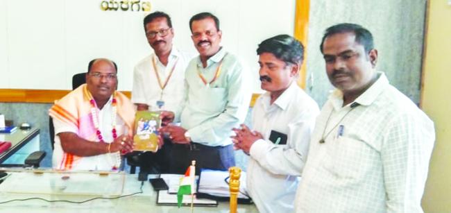 ನೂತನ ತಹಶೀಲ್ದಾರ್ ಗುಂಡಪ್ಪಗೋಳಗೆ ಸನ್ಮಾನ