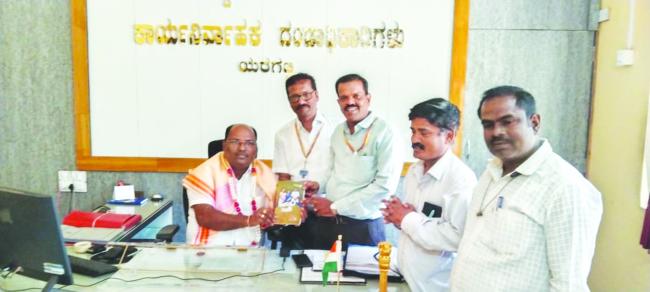 ನೂತನ ತಹಶೀಲ್ದಾರ್ ಎಂ ವ್ಹಿ ಗುಂಡಪ್ಪಗೋಳಗೆ ಸನ್ಮಾನ 