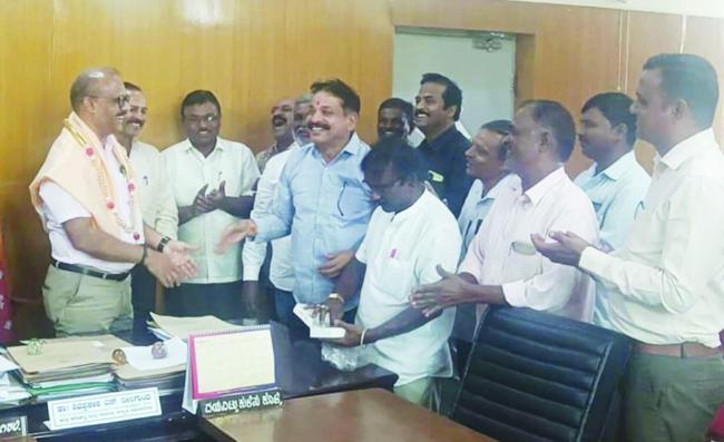 ವೈದ್ಯ ವಿಭೂಷಣ ಪ್ರಶಸ್ತಿ ಪುರಸ್ಕೃತ ಡಿಎಚ್‌ಒ ಡಾ. ಎಸ್‌ಎಸ್ ನೀಲಗುಂದ ರವರಿಗೆ ಸನ್ಮಾನ