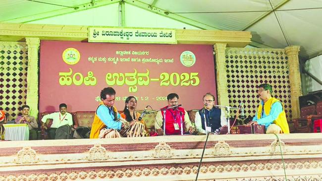 ಹಂಪಿ ಉತ್ಸವದಲ್ಲಿ ತಂದೆ-ಪುತ್ರಿಯ ಸಂಗೀತ ಸೇವೆ   