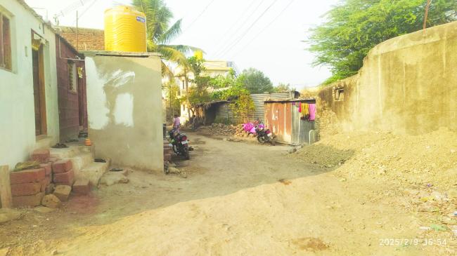 ರಸ್ತೆಗಳನ್ನೆ ಒತ್ತುವರಿ ಮಾಡಿದ ದುರುಳರು 