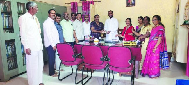 ವಿದ್ಯಾಮಂದಿರ ಪ್ರೌಢಶಾಲೆ ನೇಸರಗಿಯ ಹಳೆಯ ವಿದ್ಯಾರ್ಥಿಗಳಿಂದ ಶಿಷ್ಯ ವೇತನ  