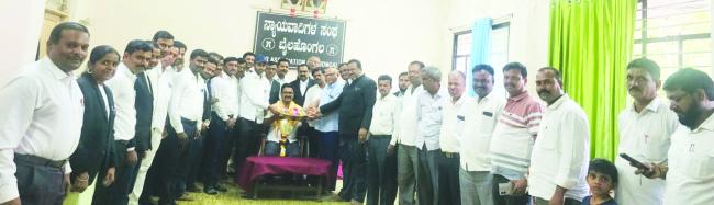ರಾಜಕೀಯ ಕ್ಷೇತ್ರದಲ್ಲಿ ಇದ್ದುಕೊಂಡು ವೈಯಕ್ತಿಕ ಬದುಕನ್ನ ಬಿಟ್ಟು ಸಾಮಾಜಿಕ ಸೇವೆ ಮಾಡುವ ನ್ಯಾಯವಾದಿ ಎಫ್‌.ಎಸ್‌.ಸಿದ್ದನಗೌಡರ