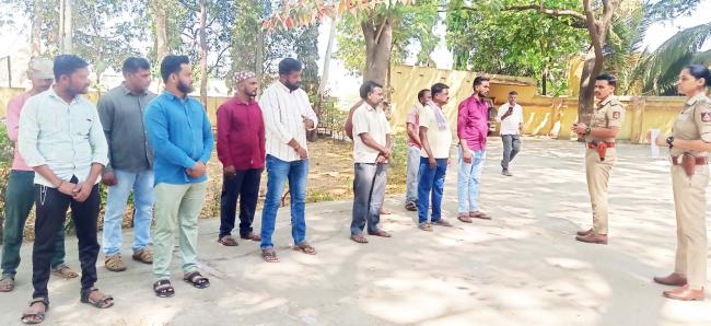 ಹೋಳಿ ಹುಣ್ಣಿಮೆ, ರಮ್ಜಾನ್ ಹಬ್ಬದ ಸಲುವಾಗಿ ಮುನ್ನೆಚ್ಚರಿಕೆ ಕ್ರಮವಾಗಿ ಸ್ಥಳೀಯ ಪೋಲೀಸ್ ಠಾಣೆಯಲ್ಲಿ ರೌಡಿ ಶೀಟರ್ ಗಳ ಪೆರೆಡ್