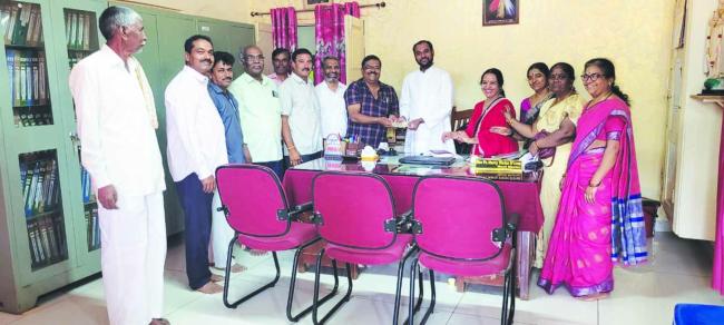 ವಿದ್ಯಾಮಂದಿರ ಪ್ರೌಢಶಾಲೆ ನೇಸರಗಿಯ ಹಳೆಯ ವಿದ್ಯಾರ್ಥಿಗಳಿಂದ ಶಿಷ್ಯ ವೇತನಕ್ಕೆ ಸಹಾಯಧನ