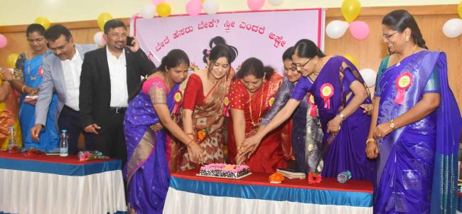 ಮಹಿಳೆ ಎಲ್ಲ ಕ್ಷೇತ್ರಗಳಲ್ಲಿ ಕಾರ್ಯನಿರ್ವಹಿಸುತ್ತಿದ್ದಾಳೆ -ಯೋಜನಾ ನಿರ್ದೇಶಕಿ   ಮಮತಾ ಹೊಸಗೌಡರ