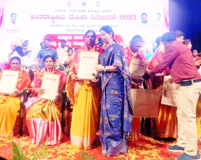 ಉತ್ತಮ ಅಂಗನವಾಡಿ ಕಾರ್ಯಕರ್ತೆ ಪ್ರಶಸ್ತಿ ಪಡೆದ ಪ್ರೇಮಾ ಈರ​‍್ಪ ಕುಳೆಕುಮಟಗಿ